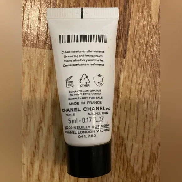 CHANEL Mini Skincare Set in White, Black & Gold NWOT - Picture 7 of 10